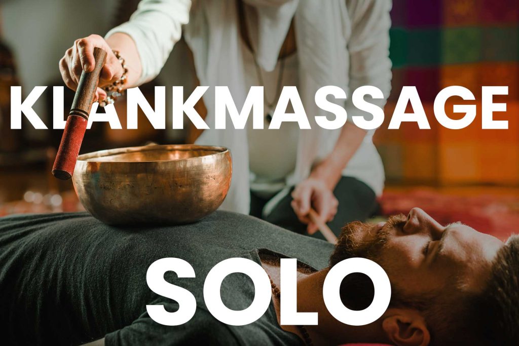 Behandelaar bespeelt een klankschaal boven een liggende cliënt, met de tekst 'Klankmassage Solo' — webshopthumbnail